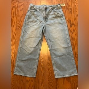 NWT Old Navy Extra High Rise Ski-Hi Wide
Leg Jean (16)